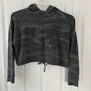 Aero Women’s Cropped Camo Long Sleeve Hooded Sweatshirt Sz L